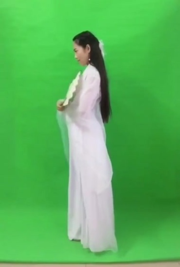 帅气白衣美女手拿折扇绿布抠像后期特效视频素材