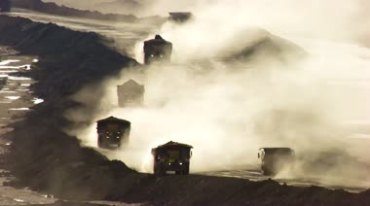 煤矿运煤卡车行驶尘土飞扬实拍视频素材