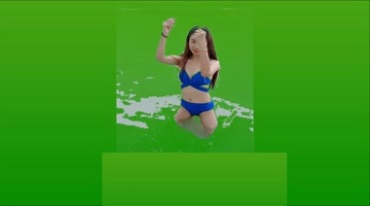 真人比基尼少女游泳池戏水绿屏抠像后期特效视频素材