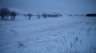 东北冬季雪乡小镇炊烟袅袅视频素材