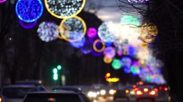 灯红酒绿城市街道汽车行驶光晕模糊效果唯美画面高清拍摄视频素材