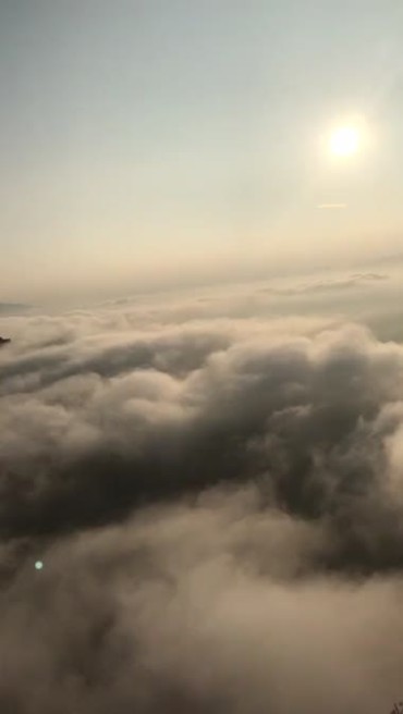 山峰山顶云雾萦绕云海实拍手机竖屏视频素材