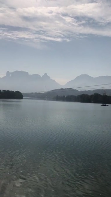 湖水湖面拍摄远处山峦实拍视频素材