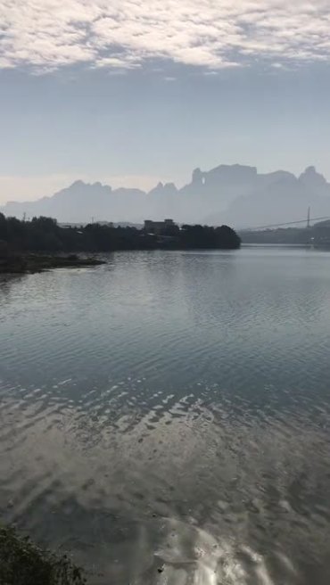 漓江水湖水湖面水面晨雾手机竖屏视频素材
