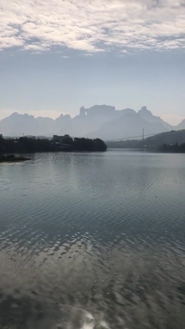 漓江水湖水湖面水面晨雾手机竖屏视频素材