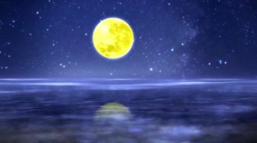 海平面上黄色月亮升起视频素材