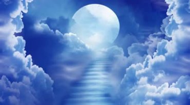云中的蓝色月亮通往月宫的阶梯视频素材