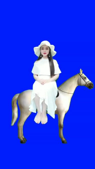 白衣美女侧坐在马背上唱歌后期人物抠像视频素材