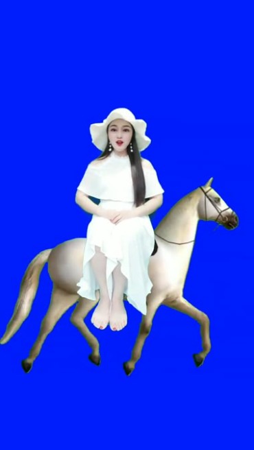 白衣美女侧坐在马背上唱歌后期人物抠像视频素材