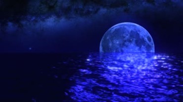 蓝色大海夜空海面下的大月亮特写背景视频素材