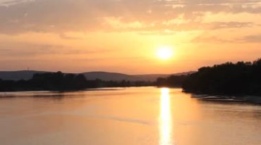河流上空的落日夕阳西下高清视频素材