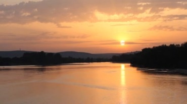 河流上空的落日夕阳西下高清视频素材
