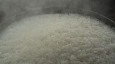 冒着热气的米饭