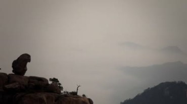 黄山云雾萦绕山峰