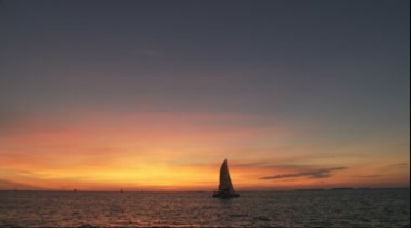 黄昏的帆船海上风景