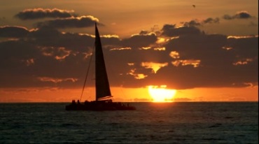 黄昏的帆船海上风景