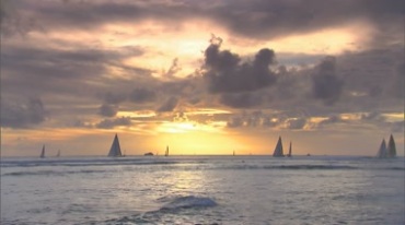 海面夕阳下的帆船