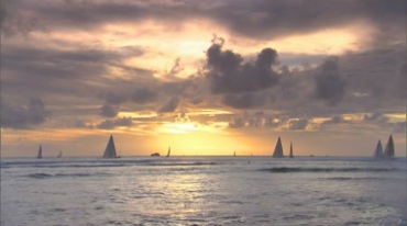 海面夕阳下的帆船