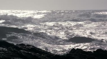 海浪拍打海边岩石