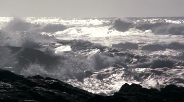 海浪拍打海边岩石