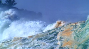 海上风浪卷起巨浪