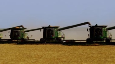 农用大型机械收割粮食