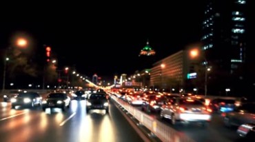 夜晚的城市马路正面拍摄汽车行驶