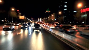夜晚的城市马路正面拍摄汽车行驶