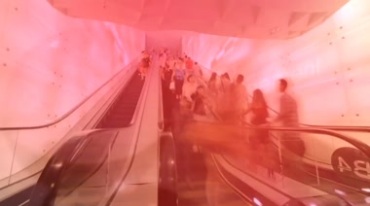 地铁电梯乘客