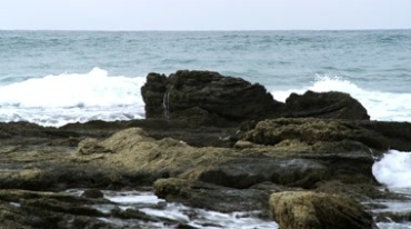 海浪拍打海岸礁石