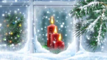 下雪温暖房子窗户里燃烧的蜡烛