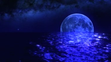 夜色中的海面大月球