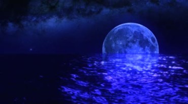 夜色中的海面大月球